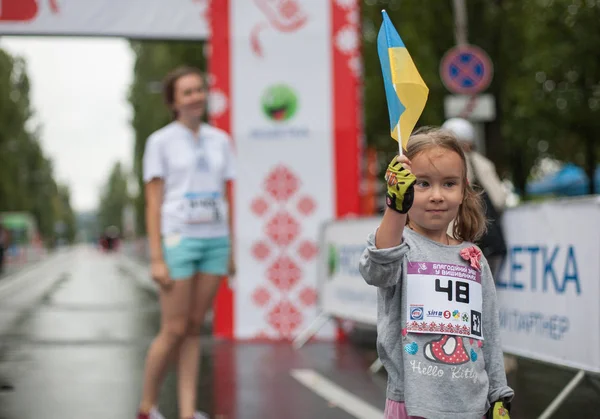 КИЕВ, УКРАИНА 24 августа 2016 года: Дети и молодежь участвуют в беговом марафоне Стоковая Картинка
