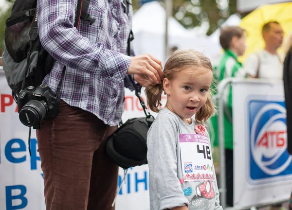 КИЕВ, УКРАИНА 24 августа 2016 года: Дети и молодежь участвуют в беговом марафоне Стоковое Фото