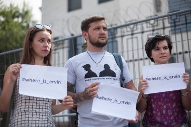 Kiev, Ukrayna 27 Temmuz, 2016: Ukrayna aktivistler Rusya Federasyonu Büyükelçiliği altında toplanan ralli