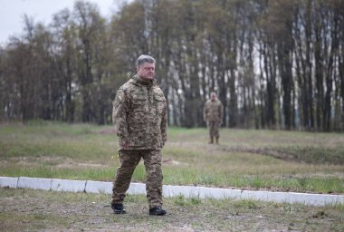 Mykolaiv, Ukrayna 27 Nisan 2016: Başkan, Ukrayna Petro Poroshenko Ulusal Muhafız üssü