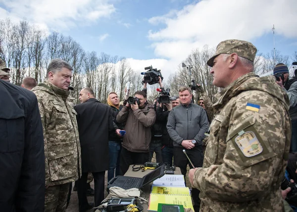 Mykolajiv, Ukrajina 27. dubna 2016: Prezident Ukrajiny Petro. Porošenko na základně národní gardy — Stock fotografie