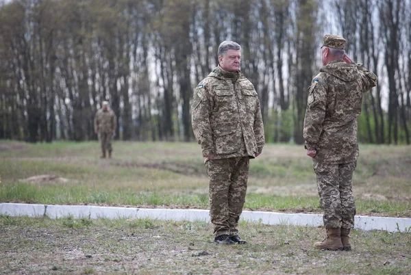 МЫКОЛАЕВ, Украина 27 апреля 2016 года: Президент Украины Петр Порошенко на базе Национальной гвардии — стоковое фото