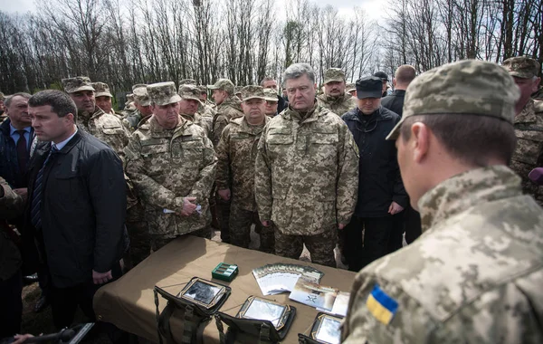 MYKOLAIV, UCRAINA 27 APRILE 2016: Presidente dell'Ucraina Petro Poroshenko alla base della Guardia Nazionale — Foto Stock