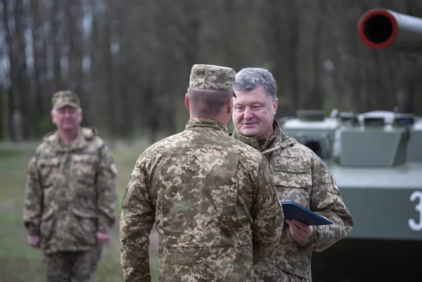 МЫКОЛАЕВ, Украина 27 апреля 2016 года: Президент Украины Петр Порошенко на базе Национальной гвардии Лицензионные Стоковые Изображения