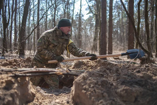 KYIV, UKRAINE MARTH 26, 2016 : Des soldats ukrainiens passent à l'action lors d'un entraînement de réservistes près de Kiev — Photo