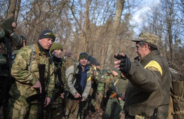 KYIV, UCRANIA 26 de marzo de 2016: soldados ucranianos toman medidas durante el entrenamiento de reservistas cerca de Kiev — Foto de Stock