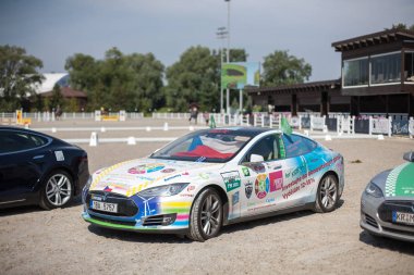 Kiev, Ukrayna 11 Ağustos, 2016: Tesla elektronik arabalar maraton Kiev içinde açıldı