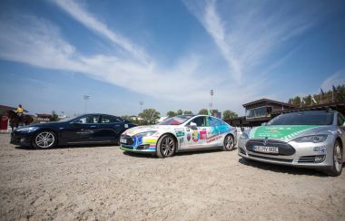 Kiev, Ukrayna 11 Ağustos, 2016: Tesla elektronik arabalar maraton Kiev içinde açıldı