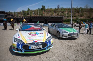 Kiev, Ukrayna 11 Ağustos, 2016: Tesla elektronik arabalar maraton Kiev içinde açıldı