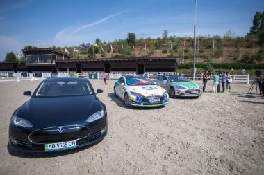 Kiev, Ukrayna 11 Ağustos, 2016: Tesla elektronik arabalar maraton Kiev içinde açıldı