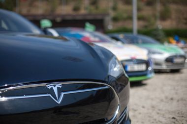 Kiev, Ukrayna 11 Ağustos, 2016: Tesla elektronik arabalar maraton Kiev içinde açıldı