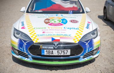 Kiev, Ukrayna 11 Ağustos, 2016: Tesla elektronik arabalar maraton Kiev içinde açıldı