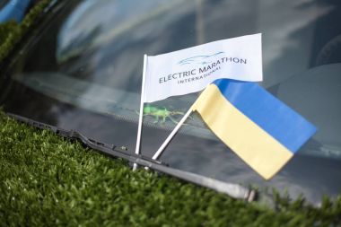 Kiev, Ukrayna 11 Ağustos, 2016: Tesla elektronik arabalar maraton Kiev içinde açıldı
