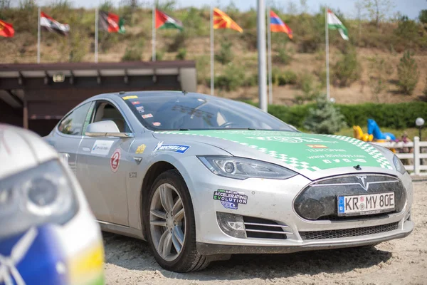 Kiev, Ukrayna 11 Ağustos, 2016: Tesla elektronik arabalar maraton Kiev içinde açıldı
