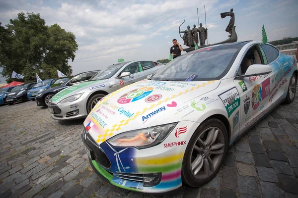 Kyjev, Ukrajina 11 srpna 2016: maraton elektronické automobily Tesla otevřela v Kyjevě — Stock fotografie