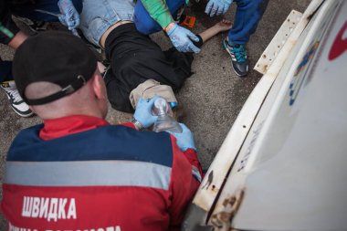 Kiev, Ukrayna April12, 2016: Askeri doktorlar eğitim kurtarma görevi Kiev hastanede katılmak