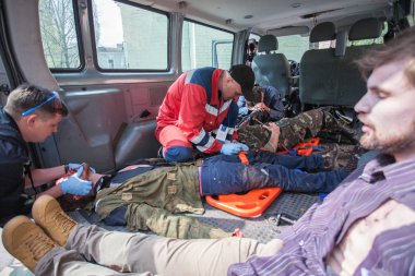Kiev, Ukrayna April12, 2016: Askeri doktorlar eğitim kurtarma görevi Kiev hastanede katılmak
