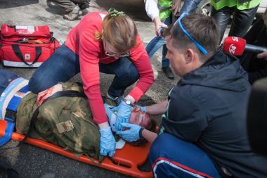 Kiev, Ukrayna April12, 2016: Askeri doktorlar eğitim kurtarma görevi Kiev hastanede katılmak