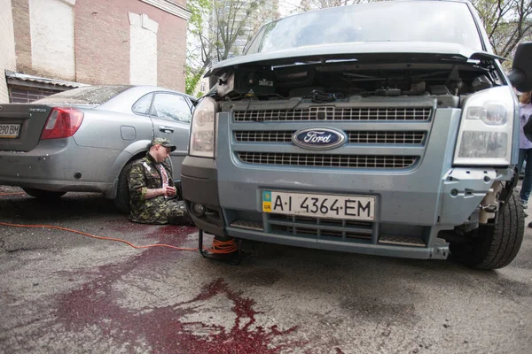 Kiev, Ukrayna April12, 2016: Askeri doktorlar eğitim kurtarma görevi Kiev hastanede katılmak