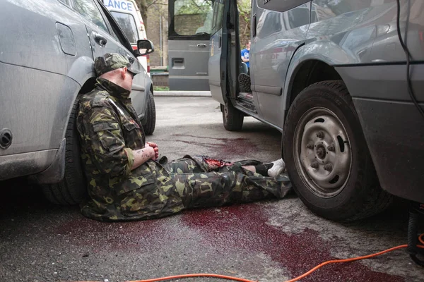 Kiev, Ukrayna April12, 2016: Askeri doktorlar eğitim kurtarma görevi Kiev hastanede katılmak