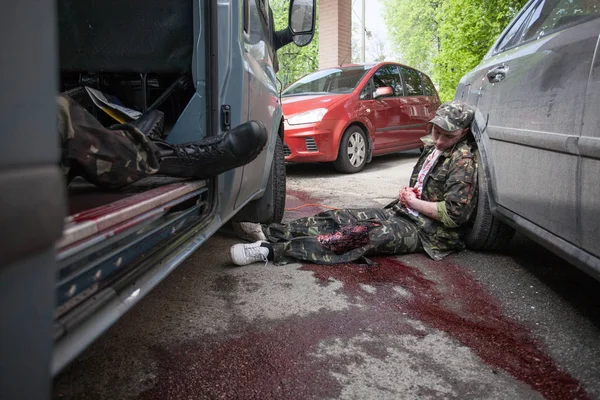 Kiev, Ukrayna April12, 2016: Askeri doktorlar eğitim kurtarma görevi Kiev hastanede katılmak