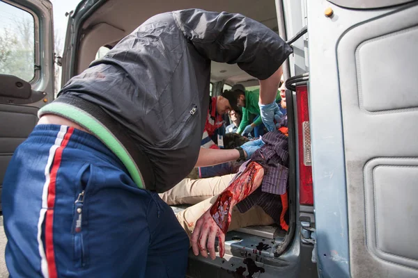 KYIV, UCRANIA 12 DE ABRIL DE 2016: Médicos militares participan en misión de rescate de entrenamiento en el hospital de Kiev — Foto de Stock