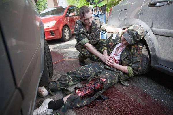 Київ, Україна, April12, 2016: Військовими лікарями взяти участь у навчання рятувальної місії в Київській лікарні — стокове фото