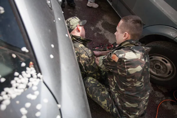 Kiev, Ukrayna April12, 2016: Askeri doktorlar eğitim kurtarma görevi Kiev hastanede katılmak