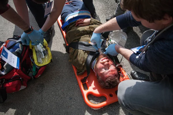 Kiev, Ukrayna April12, 2016: Askeri doktorlar eğitim kurtarma görevi Kiev hastanede katılmak