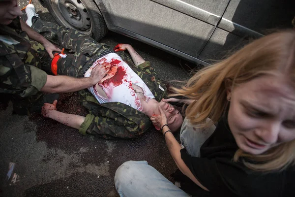 Kiev, Ukrayna April12, 2016: Askeri doktorlar eğitim kurtarma görevi Kiev hastanede katılmak