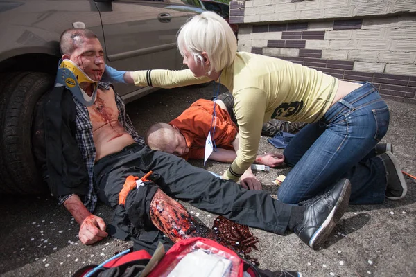 Kiev, Ukrayna April12, 2016: Askeri doktorlar eğitim kurtarma görevi Kiev hastanede katılmak