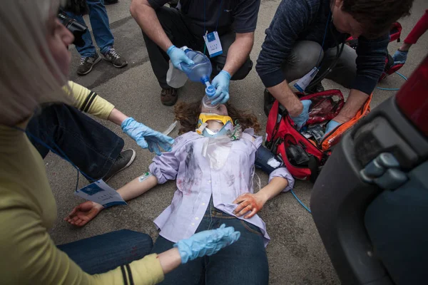 Kiev, Ukrayna April12, 2016: Askeri doktorlar eğitim kurtarma görevi Kiev hastanede katılmak — Stok fotoğraf