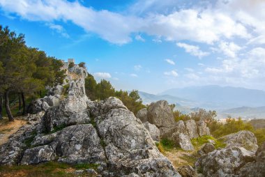 Jaen, Andalusia adlı bir şehir ve kale Santa Catalina adlı arka plan İspanya Milli Parkı, dağın tepesine taşlara.