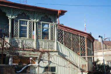 Tiflis, Gürcistan - 3 Ocak 2016: Dış mozaik windows Tiflis, Gürcistan'ın eski şehir ile eski bir ev.