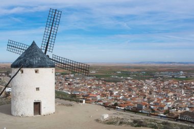 Eski beyaz yel değirmeni Consuegra (Castilla La Mancha, İspanya), yakınındaki tepenin üzerinde bir bakış açısı, bölge sembolü ve Don Kişot (Alonso Quijano yolculuklar).
