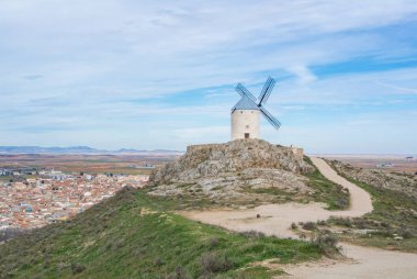 Bir yol ve eski beyaz bir tepenin Consuegra (Castilla La Mancha, İspanya), yakın bir bakış açısı, bölge sembolü ve Don Kişot (Alonso Quijano yolculuklar yel değirmeni).