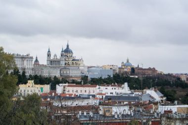 Royal Palace of Madrid ve çevresi için panoramik bir bulutlu kış gününde, Madrid, İspanya.