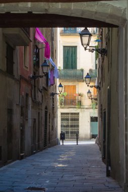 Bir dar yol, fenerler Gotik çeyrek Barcelona, Catalonia, İspanya'nın ortasına.