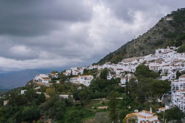 Bir dağ ve Mijas, bir küçük touristyc patlamaları köyde Malaga il (Endülüs, İspanya) kış bulutlu gün paroramic görünümünü.