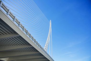 Valencia, İspanya 'daki Ciudad de las Artes y las Ciencias' da asılmış beyaz bir köprü.