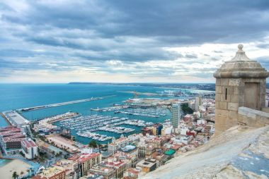 Santa Barbara Castle Hill Alicante merkezi bir görünümden şehrin bir bağlantı noktası ile Yatlar bol, binaların çatıları ve Akdeniz bulutlu gün, Alicante, İspanya.