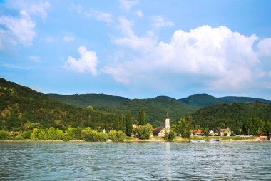 Danube görünümünden bir kilisede Visegrad, Macaristan Budapes, yakın, küçük bir kasaba için.