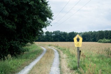 Bir yol Spreewald Milli Parkı, Almanya ve resmi kuş olan sarı dikkat işareti.