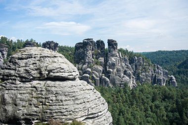 Kumtaşı Dağları bir görünüme Bastei, Kurort Rathen, Sakson İsviçre, Almanya, Bastei Köprüsü'nden.