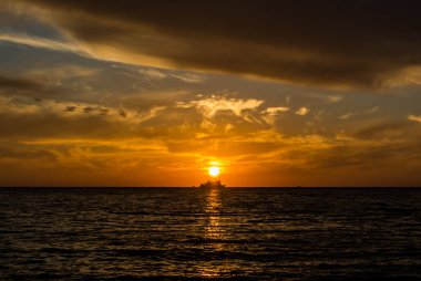 Ufuk, alacakaranlık ve renkli turuncu ve sarı renkli bulutlar, plaj, Karadeniz, Sochi, Rusya Federasyonu bir gemi silueti.