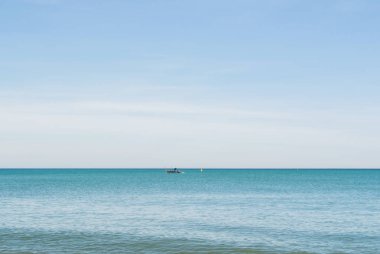 Yalnız bir tekne su Akdeniz güneşli, Malaga, Endülüs, İspanya.