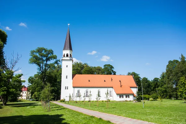 Sigulda Evangelic Lutheran Kilisesi, kilise Sigulda kasaba güneşli gün yaz, Letonya.