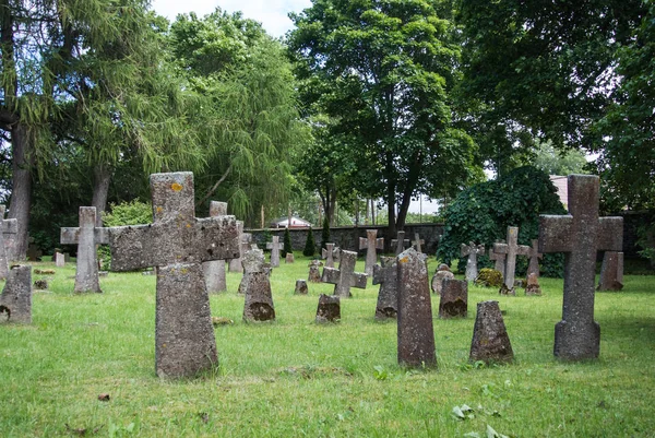 Graves, eski mezarlık St. Brigitta manastır Pirita bölgesinde, Tallinn, Estonya.