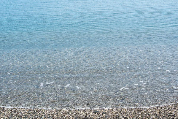 Háttér átlátszó tenger hullámai a strandon Málaga, Andalúzia, Spanyolország. — Stock Fotó