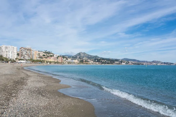 Malaga, İspanya - 7 Şubat 2017: Bir görünümü Malaga ve oteller, tatil köyleri ve dağlar ve Akdeniz Malagueta plaj, Endülüs, İspanya.